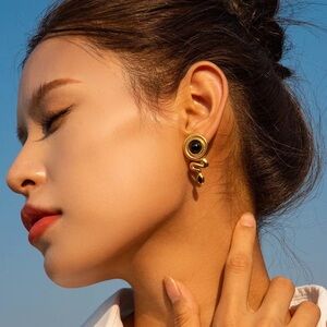 Elegant 18k Gold and Black Tourmaline Earrings